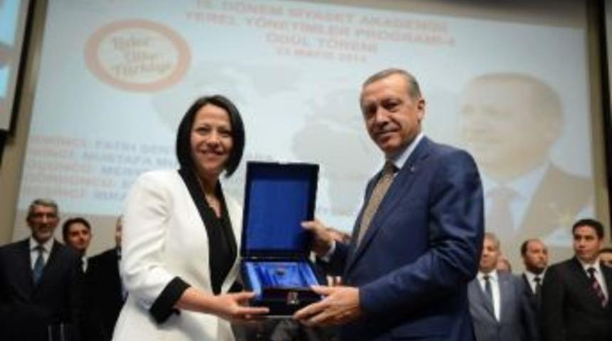 Siyaset Akademisi Derece Yapan Meryem D&uuml;ğer&rsquo;in Sevinci