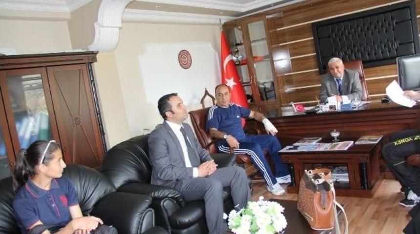Bayan Futbol Takımından İl M&uuml;d&uuml;rl&uuml;ğ&uuml;ne Ziyaret