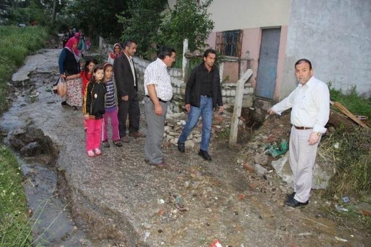 Kanalizasyon Sularının Mağdur Ettiği Vatandaşlar Yardım Bekliyor