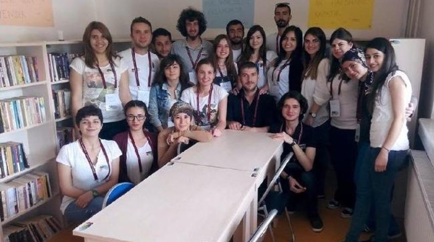 A&uuml;&rsquo;l&uuml; &Ouml;ğrencilerden K&uuml;t&uuml;phane Desteği