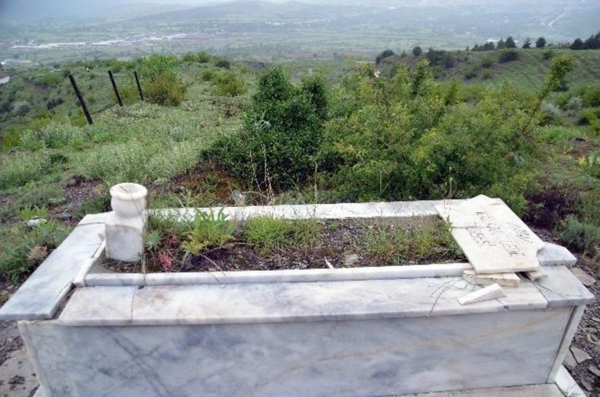 (&ouml;zel Haber) Define Avcıları T&uuml;rbeyi Ve Camiyi Talan Etti