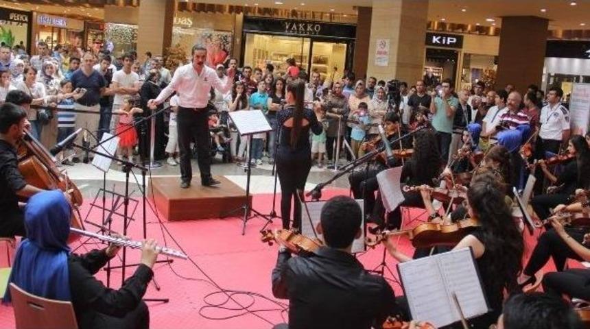 G&uuml;zel Sanatlar Lisesi &Ouml;ğrencileri Piazza&rsquo;da Konser Verdi