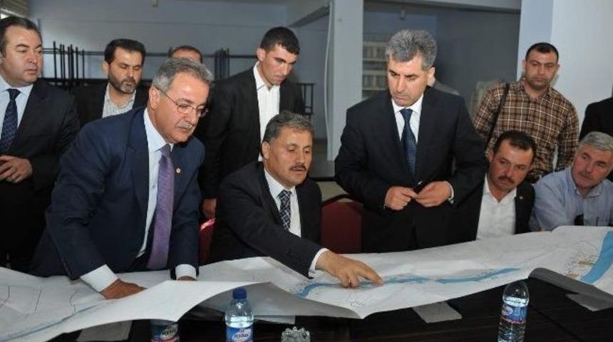 Başkan &Ccedil;akır, Kuluncak&rsquo;ta İncelemelerde Bulundu