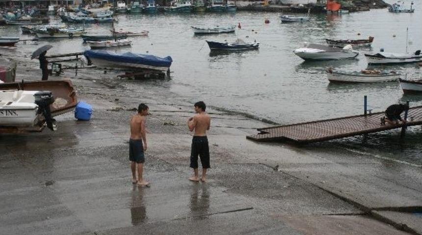 Yağmur Altında Denize Girdiler
