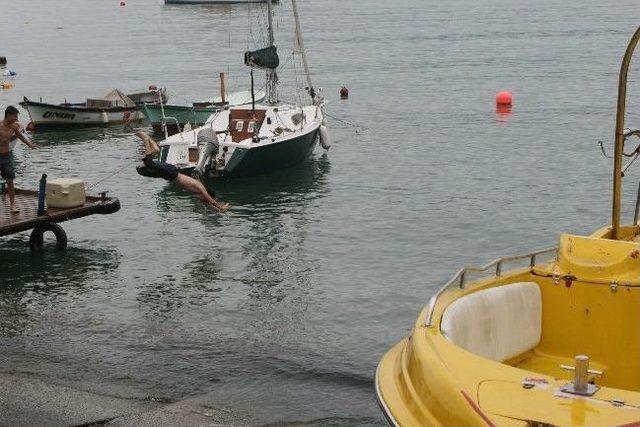 Yağmur Altında Denize Girdiler 1