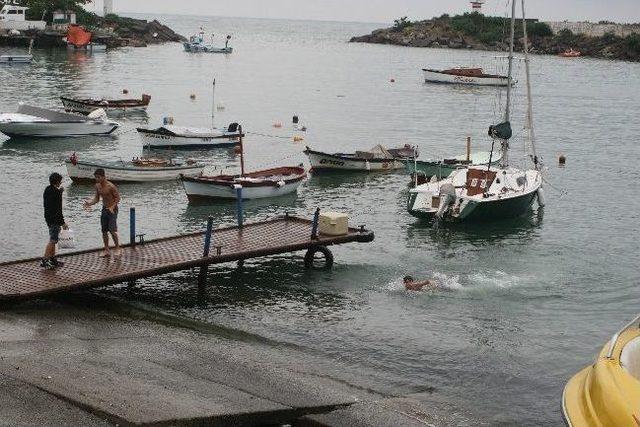 Yağmur Altında Denize Girdiler 2