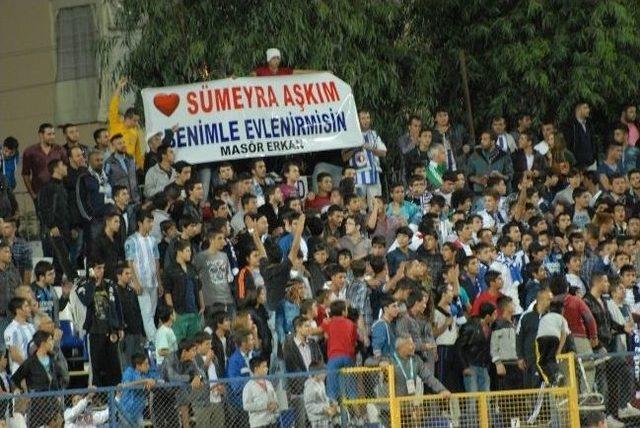 Trib&uuml;nde Başlayan Evlenme Teklifi Mutlu Bitti 1