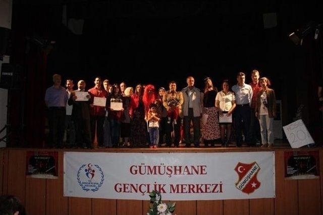 Gümüşhane’de “ah Şu Gençler” Sahnelendi