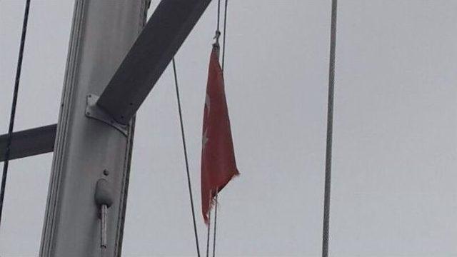 Bayrağı Yıpranan Yata Yeni Bayrak 1