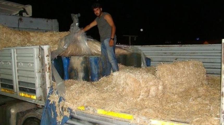 Saman Y&uuml;kl&uuml; Kamyondan Ka&ccedil;ak Akaryakıt &Ccedil;ıktı