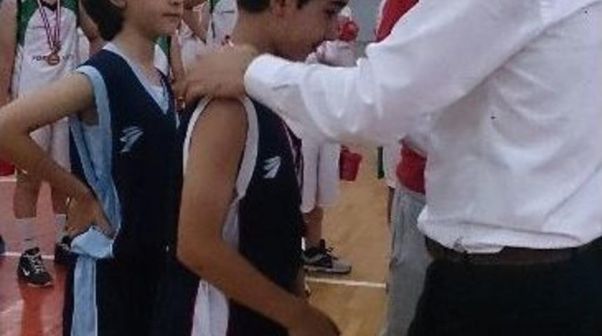 Basketbola K&uuml;&ccedil;&uuml;k Dev Adımlarda İlk Ma&ccedil;ta Dostluk Kazandı