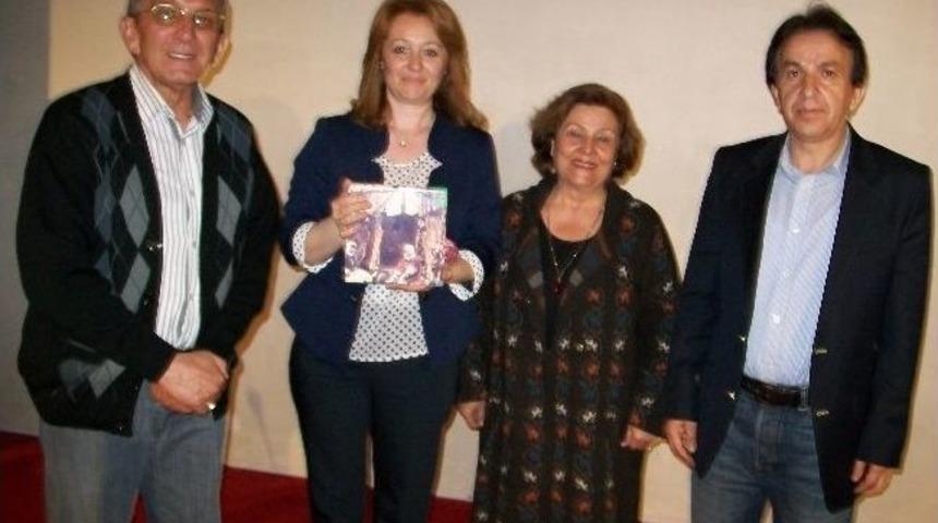Eskişehirli Şair Vildan &Ccedil;alışkan Kılı&ccedil;er İ&ccedil;in 'imza G&uuml;n&uuml;' Ve 'şiir Dinletisi' Etkinliği