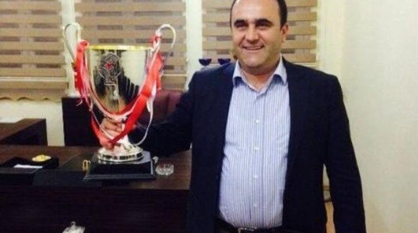 Milletvekili &Ouml;zbek, Şampiyonluk Kupasını Kaldırdı