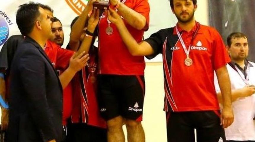 Divapan Masa Tenisinde Tarih Yazdı