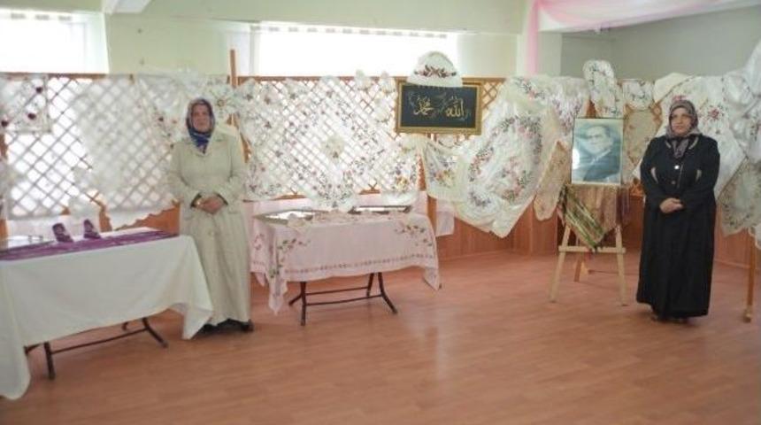 Kadınlar H&uuml;nerlerini Sergiledi