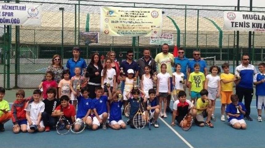 Minik Tenis&ccedil;iler &Ouml;d&uuml;llerini Aldı