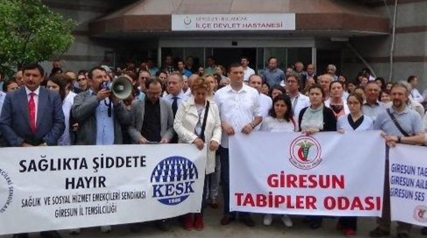 Sağlık &Ccedil;alışanlarına Şiddet Hastane &Ouml;n&uuml;nde Protesto Edildi