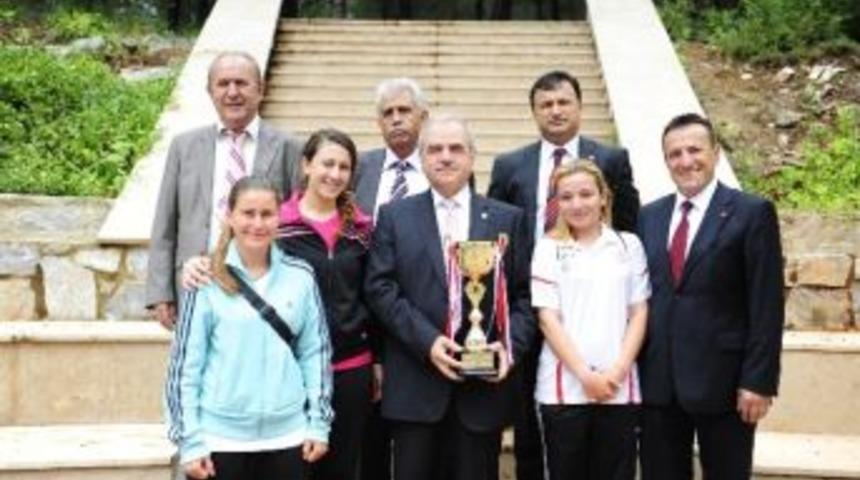 Şampiyon Ok&ccedil;ular Kupayı Rekt&ouml;r&rsquo;e Verdi