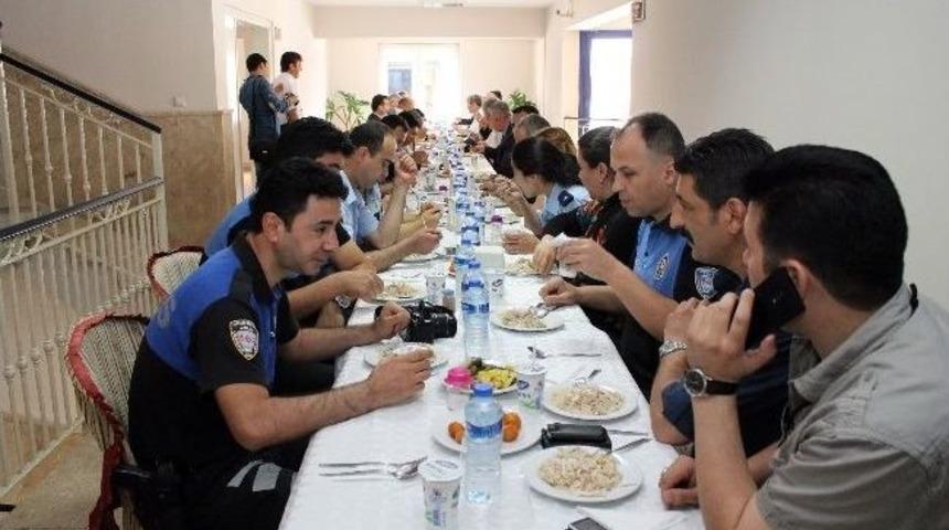 Denizli'de Polisten Pilav İkramı
