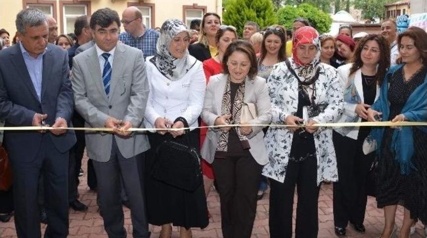 Vali &Ouml;zt&uuml;rk&rsquo;&uuml;n Eşi Sergi A&ccedil;ılışına Katıldı