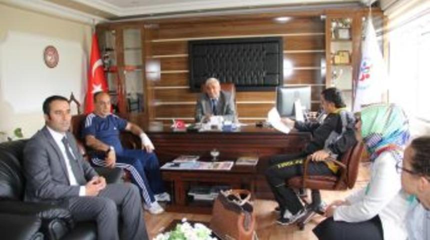 Erzincan'da Kız Futbol Takımından K&ouml;seoğlu'na Ziyaret