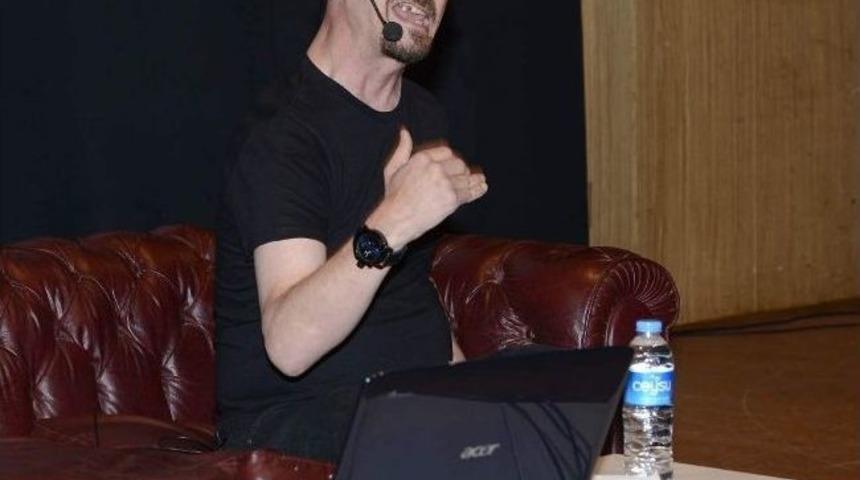 B&uuml;y&uuml;kşehir Engelliler Tiyatrosundan Anlamlı G&ouml;steri