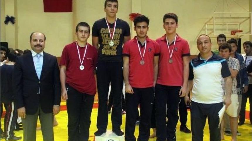 İhlas Koleji&rsquo;nden G&uuml;reşte Altın Zafer