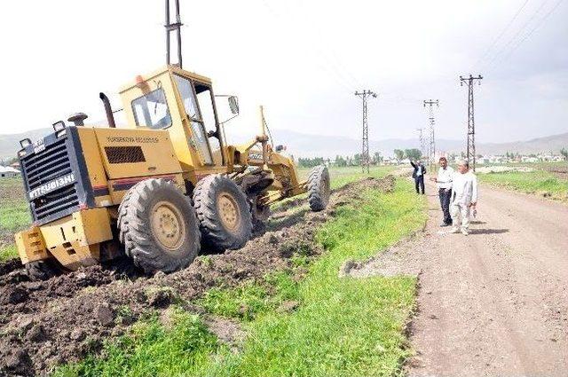 Yüksekova Belediyesi Yol Yapım Çalışmalarına Başladı