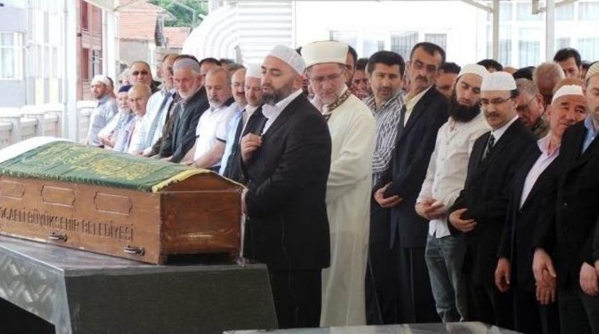 Babasının Cenaze Namazını Kıldırdı