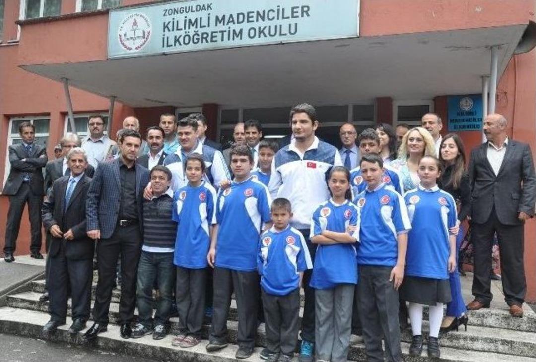 Şampiyon Sporcular &Ouml;ğrencilerle Bir Araya Geldi