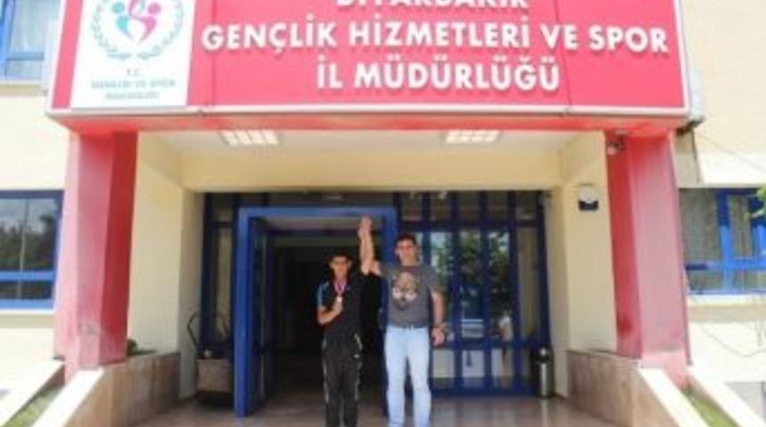 Diyarbakırlı Minik G&uuml;reş&ccedil;i B&ouml;lge Şampiyonu