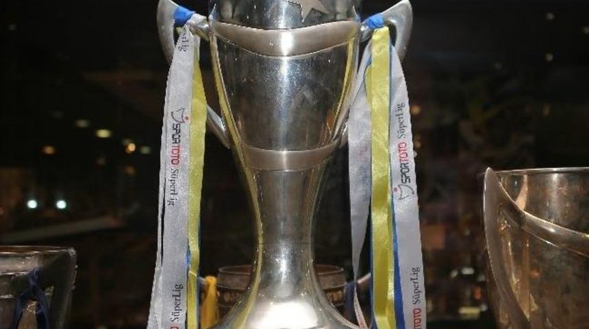 Fenerbah&ccedil;e'nin Şampiyonluk Kupası M&uuml;zeye Yerleştirildi