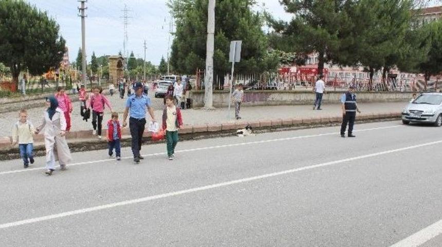 Zabıtalardan &Ouml;ğrencilere G&uuml;venli Ge&ccedil;iş