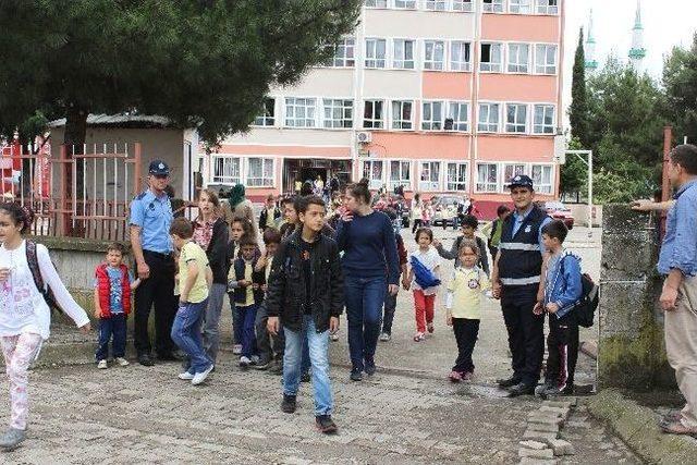 Zabıtalardan Öğrencilere Güvenli Geçiş