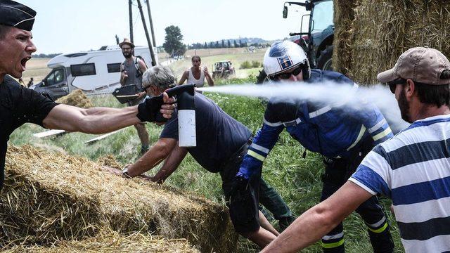 Fransa polisinin çiftçilere yakın mesafeden göz yaşartıcı gaz sıktığı görülüyor