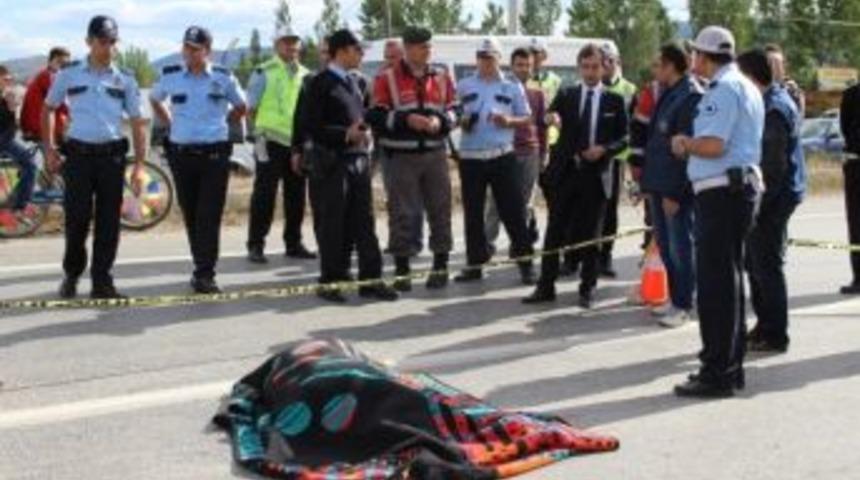 Minib&uuml;s&uuml;n &Ccedil;arptığı Emekli &Ouml;ğretmen &Ouml;ld&uuml;