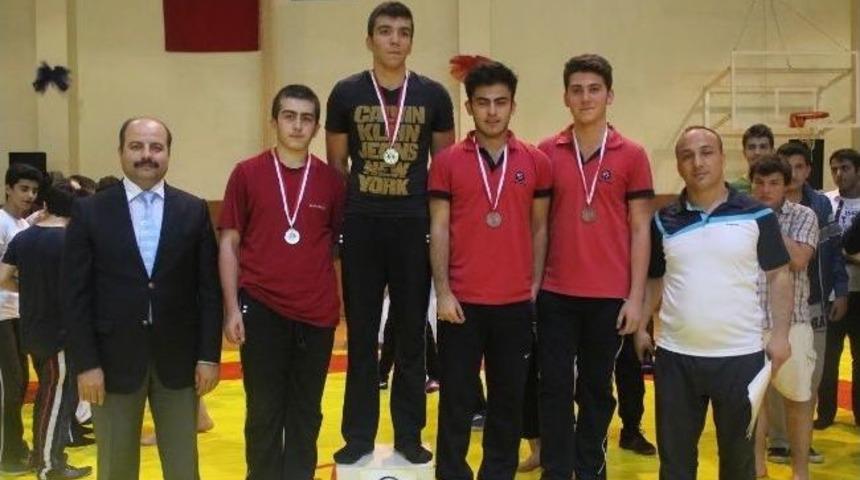 İhlas Kolejinden G&uuml;reşte Altın Zafer