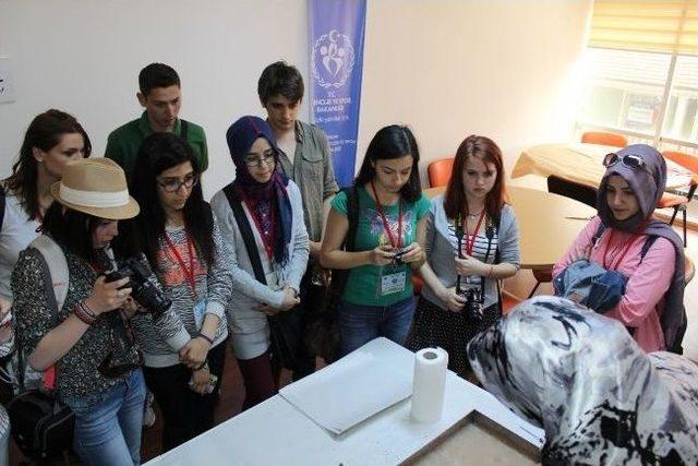 Romanyalı &Ouml;ğrencilerden Gen&ccedil;lik Merkezi Ziyareti 1