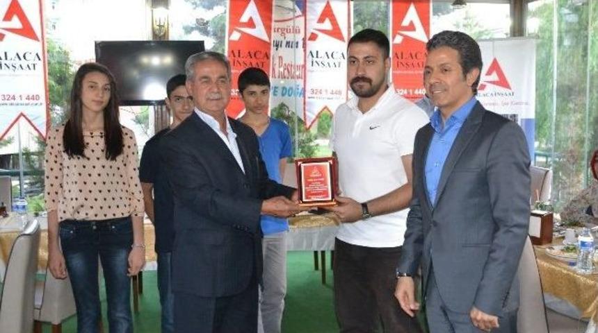 Başarılı Tekvandocular &Ouml;d&uuml;llendirildi