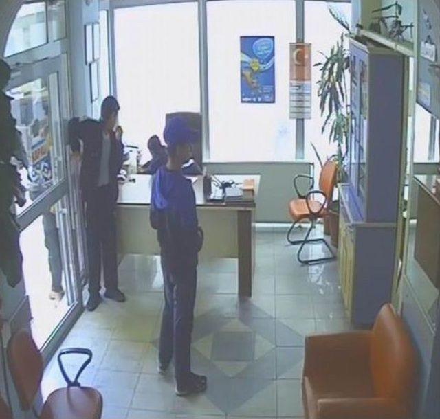 (özel Haber) "kolum Kırıldı" Diyerek Sağlık Görevlisinin Telefonunu Çalan Çocuklar Kameralara Yakalandı 1