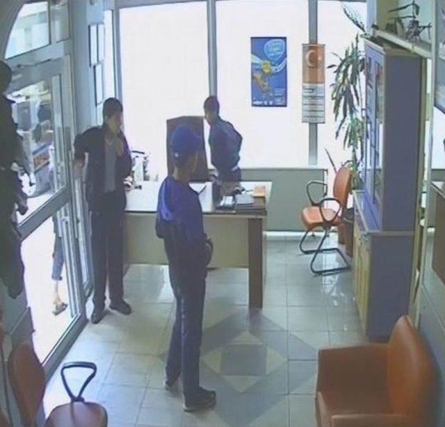 (özel Haber) "kolum Kırıldı" Diyerek Sağlık Görevlisinin Telefonunu Çalan Çocuklar Kameralara Yakalandı 2