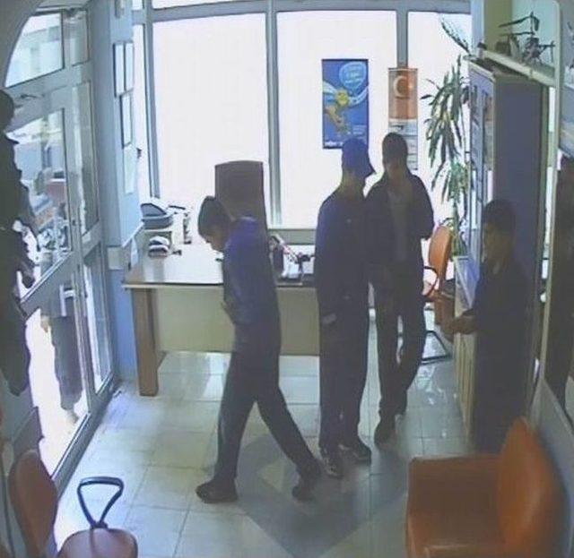 (özel Haber) "kolum Kırıldı" Diyerek Sağlık Görevlisinin Telefonunu Çalan Çocuklar Kameralara Yakalandı 3