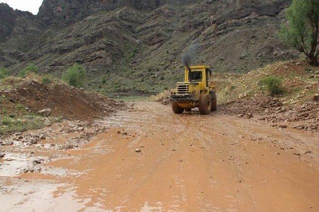 Sivas’ta Yağan Yağmurda Menfeze Sığınan Kadın Sele Kapıldı