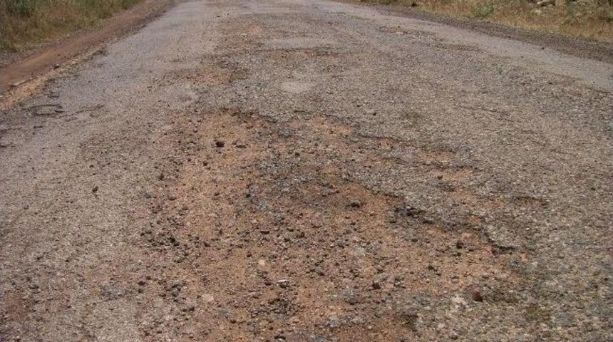Bozuk Yollar Tehlike Sa&ccedil;ıyor