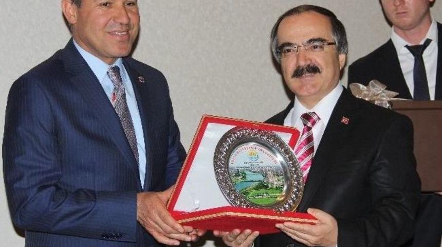 S&ouml;zl&uuml;'den Vali Coş'a Veda Yemeği