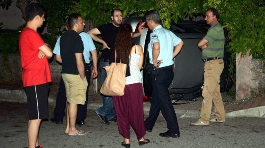 Virajı Alamayan Ara&ccedil; Bah&ccedil;e Kapısından İ&ccedil;eri Girdi