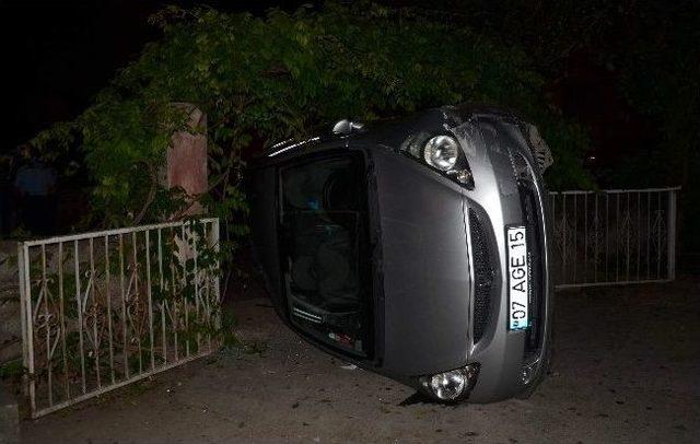 Virajı Alamayan Ara&ccedil; Bah&ccedil;e Kapısından İ&ccedil;eri Girdi 1