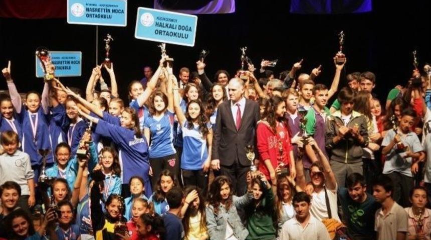 Sportif M&uuml;sabakalarda Dereceye Girenler &Ouml;d&uuml;llendirildi