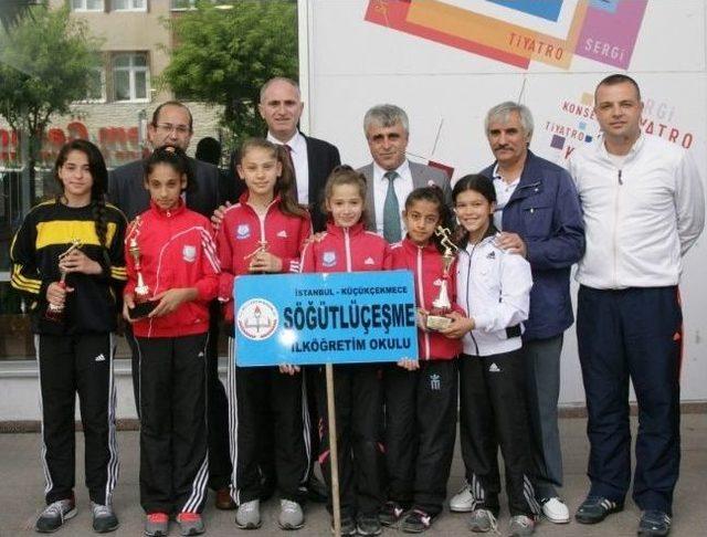 Sportif Müsabakalarda Dereceye Girenler Ödüllendirildi 1