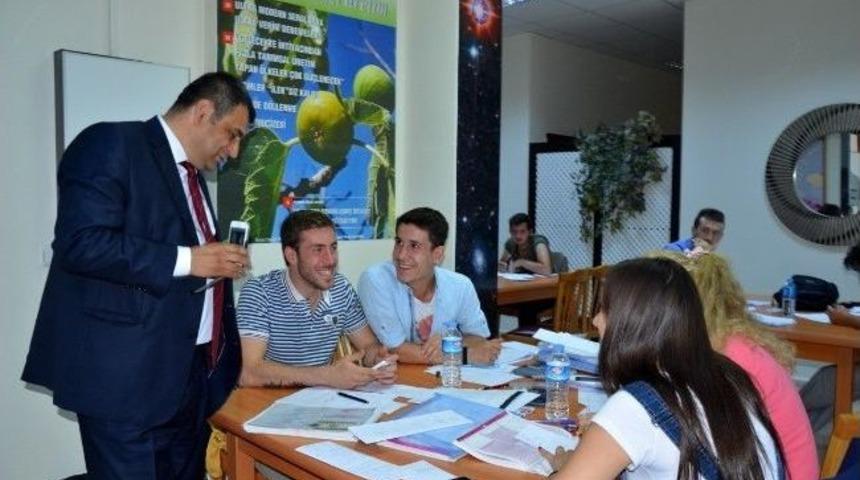 &Ccedil;om&uuml; T&ouml;mer &Ouml;ğrencilerine K&uuml;t&uuml;phaneyi Gezdirdi